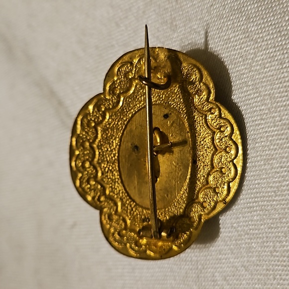 1960s Renaissance Revival Brooch Green Rhinestone Die Cut Brass - Picture 4 of 7